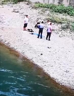 DƬ